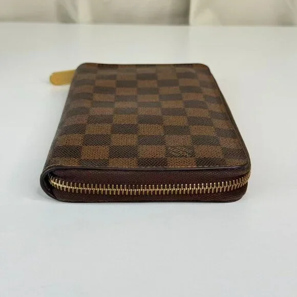 Louis Vuitton Damier Ebene Large Wallet with Classic Checkerboard Design - Picture 3 of 8